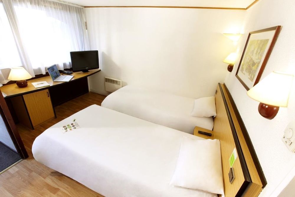 Campanile Marseille Vitrolles Griffon Hotel Стая снимка