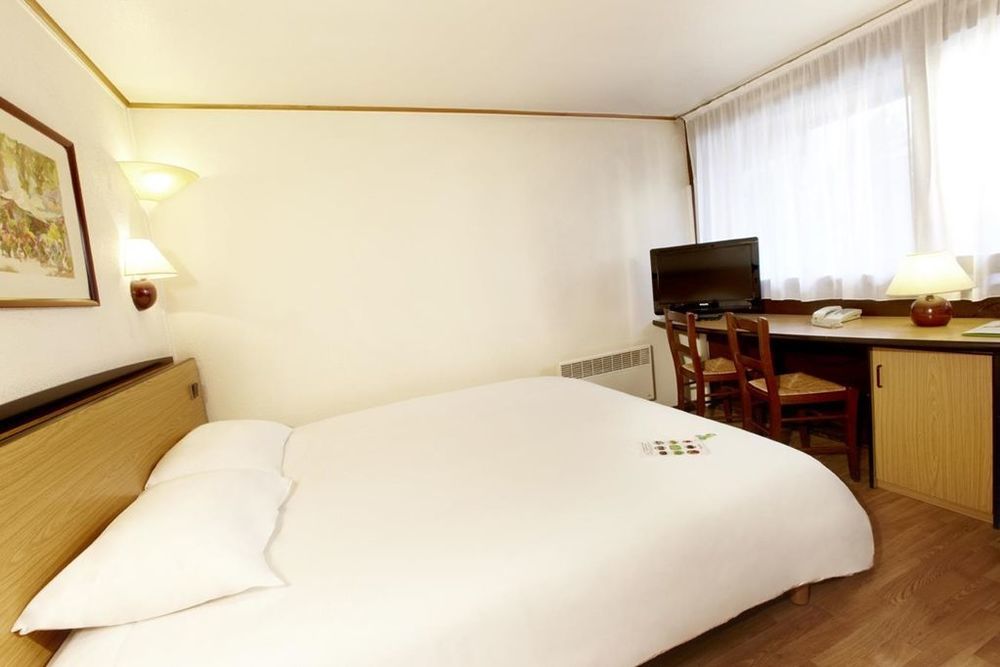 Campanile Marseille Vitrolles Griffon Hotel Стая снимка
